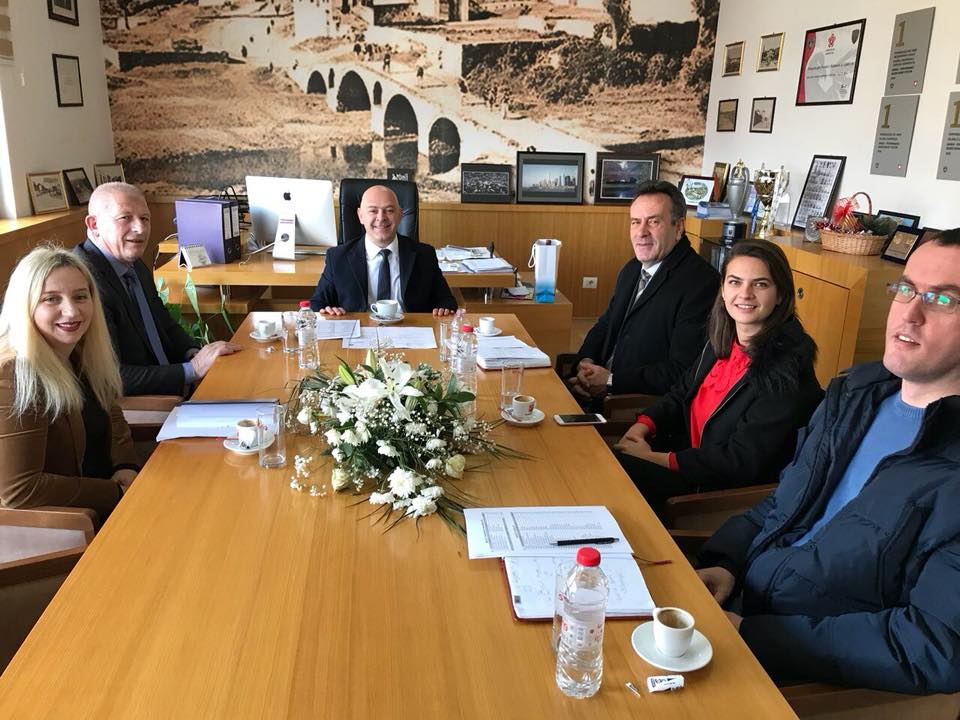 Kryetari Ardian Gjini takohet me përfaqësuesit e KRU “Gjakova”
