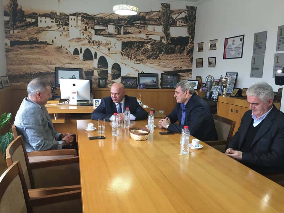 I pari i Gjakovës z.Ardian Gjini, pret në takim z.Fadil Vokrrin, kryetar i FFK, dhe emëron zyrtarisht kryetar të KF “Vëllaznimi” z.Agim Canën