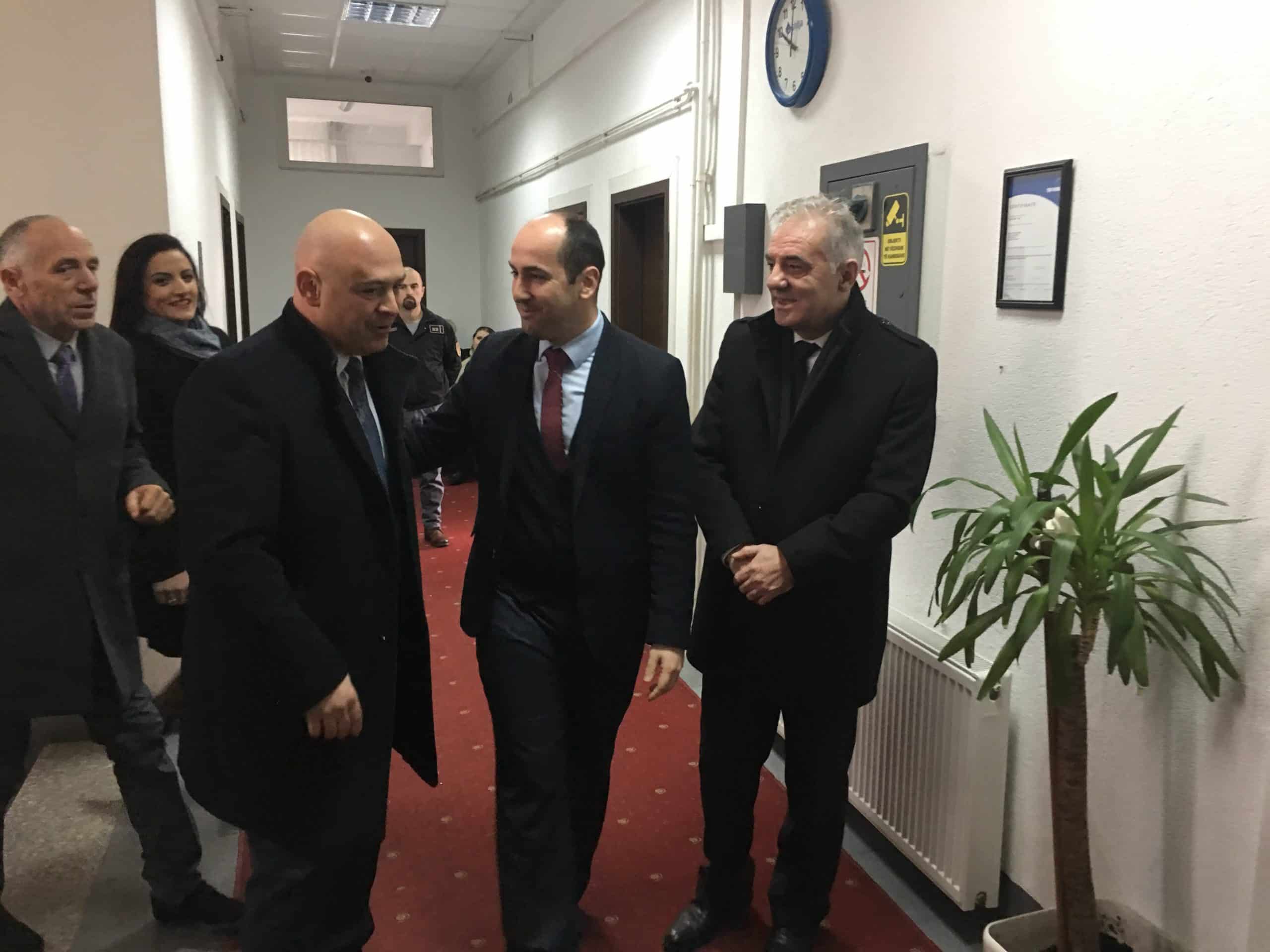 Ardian Gjini, merr edhe zyrtarisht postin e kryetarit të komunës së Gjakovës