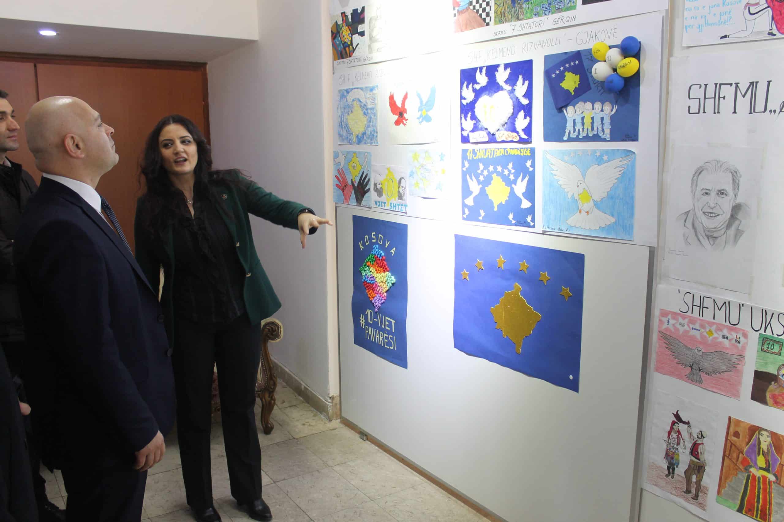 Nënësit gjakovarë hapin ekspozitë në nderim të 10 vjetorit të pavarësisë së Kosovës