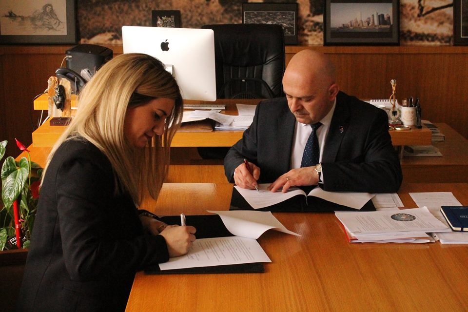 Komuna e Gjakovës dhe IPKO Foundation nisin bashkëpunimin në shërbim të fuqizimit të të rinjve