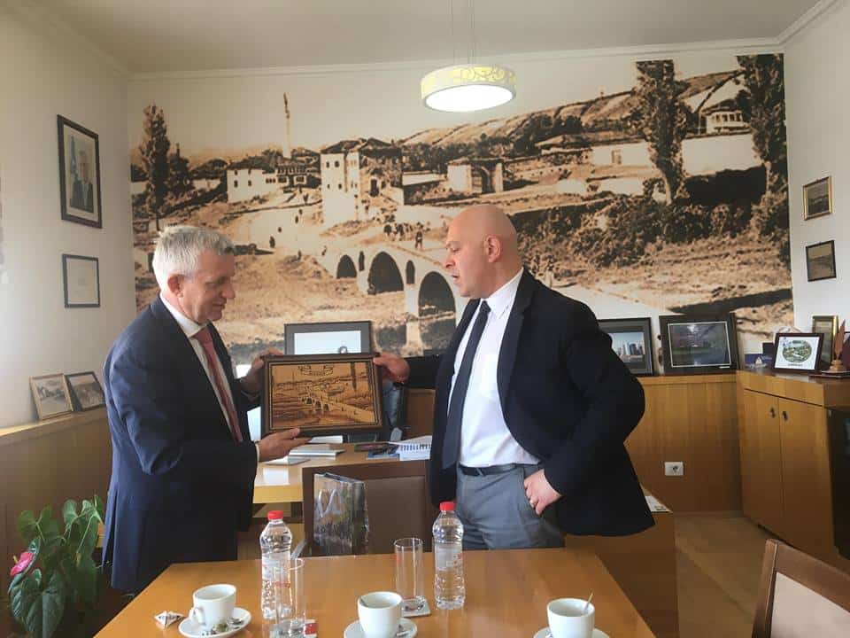 Ambasadori shqiptar Qemajl Minxhozi viziton Gjakovën