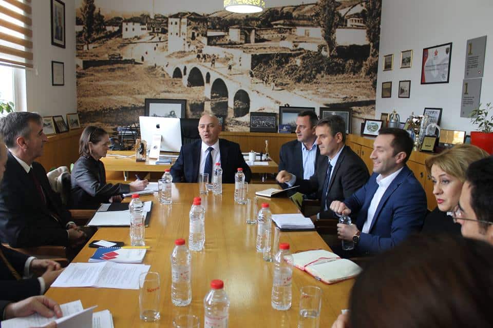 Kryetari Gjini takohet me delegacionin nga USAID