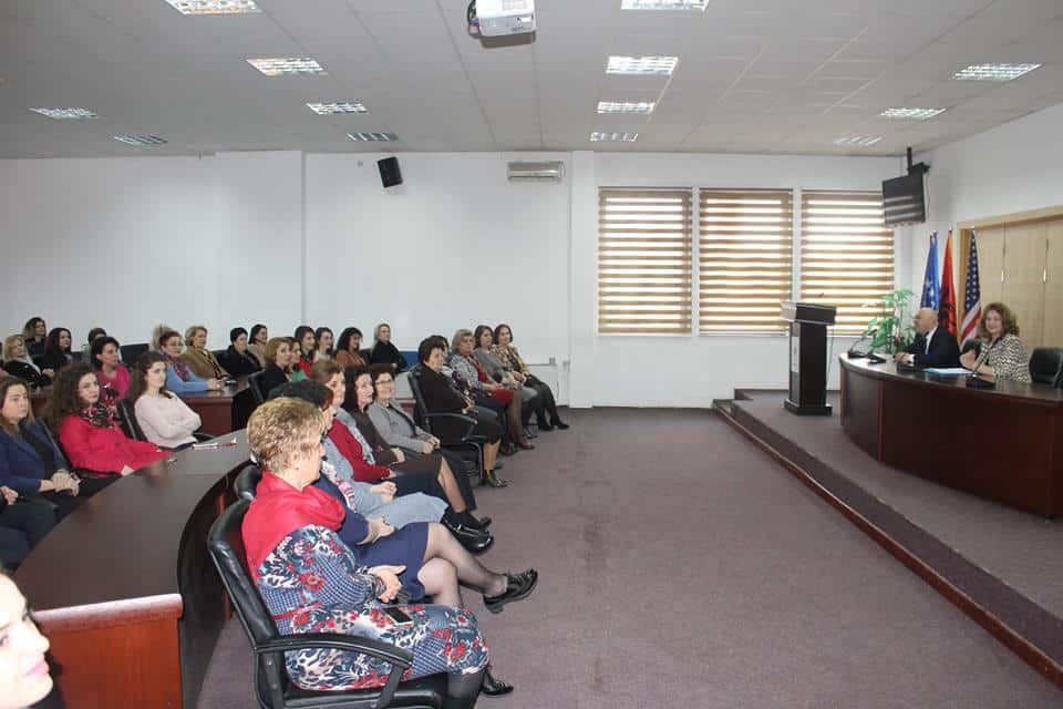 Kryetari Gjini pret dhe uron gratë e administratës komunale