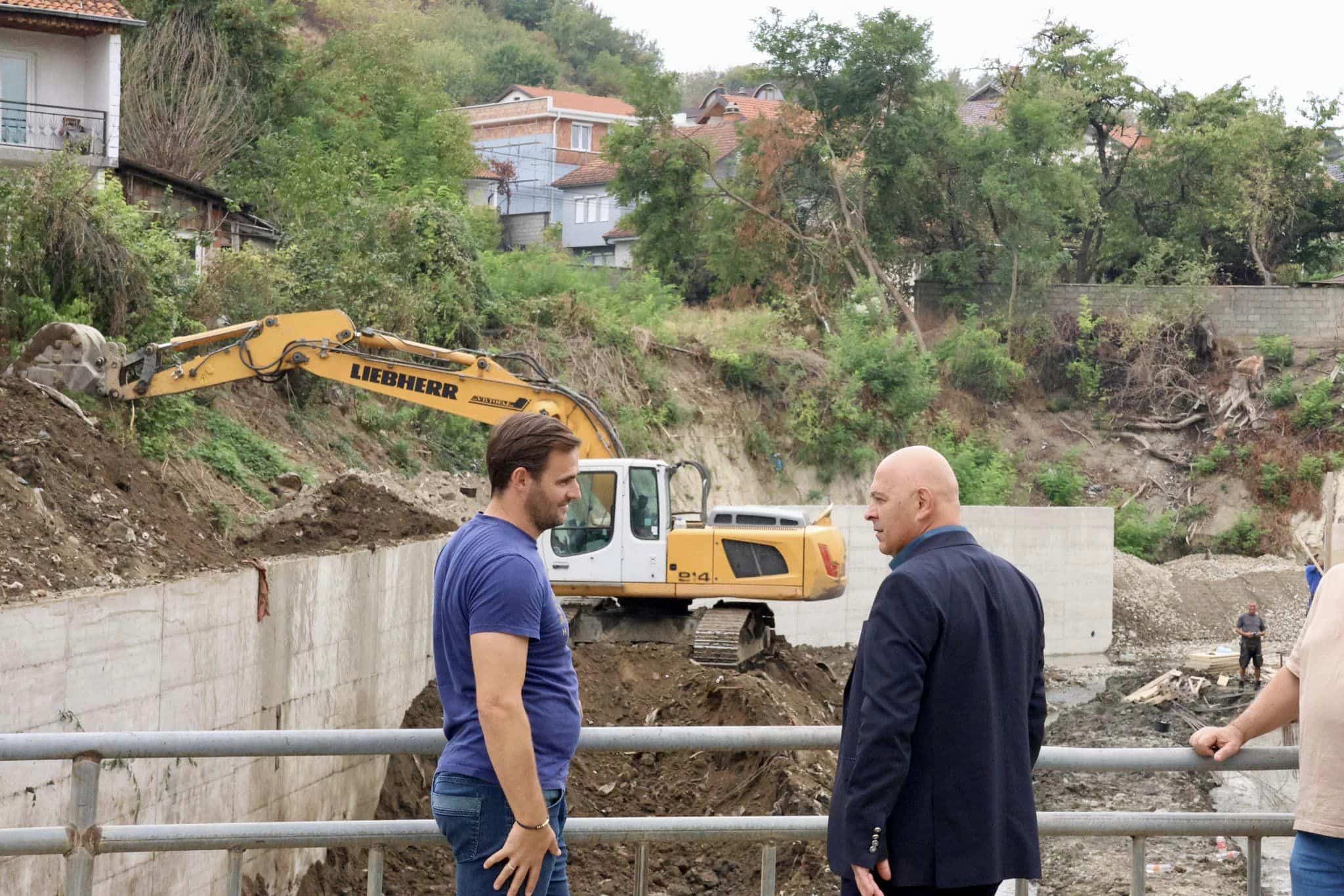 Kryetari Gjini viziton kantieret e ndërtimit të disa prej projekteve që po realizohen në Gjakovë