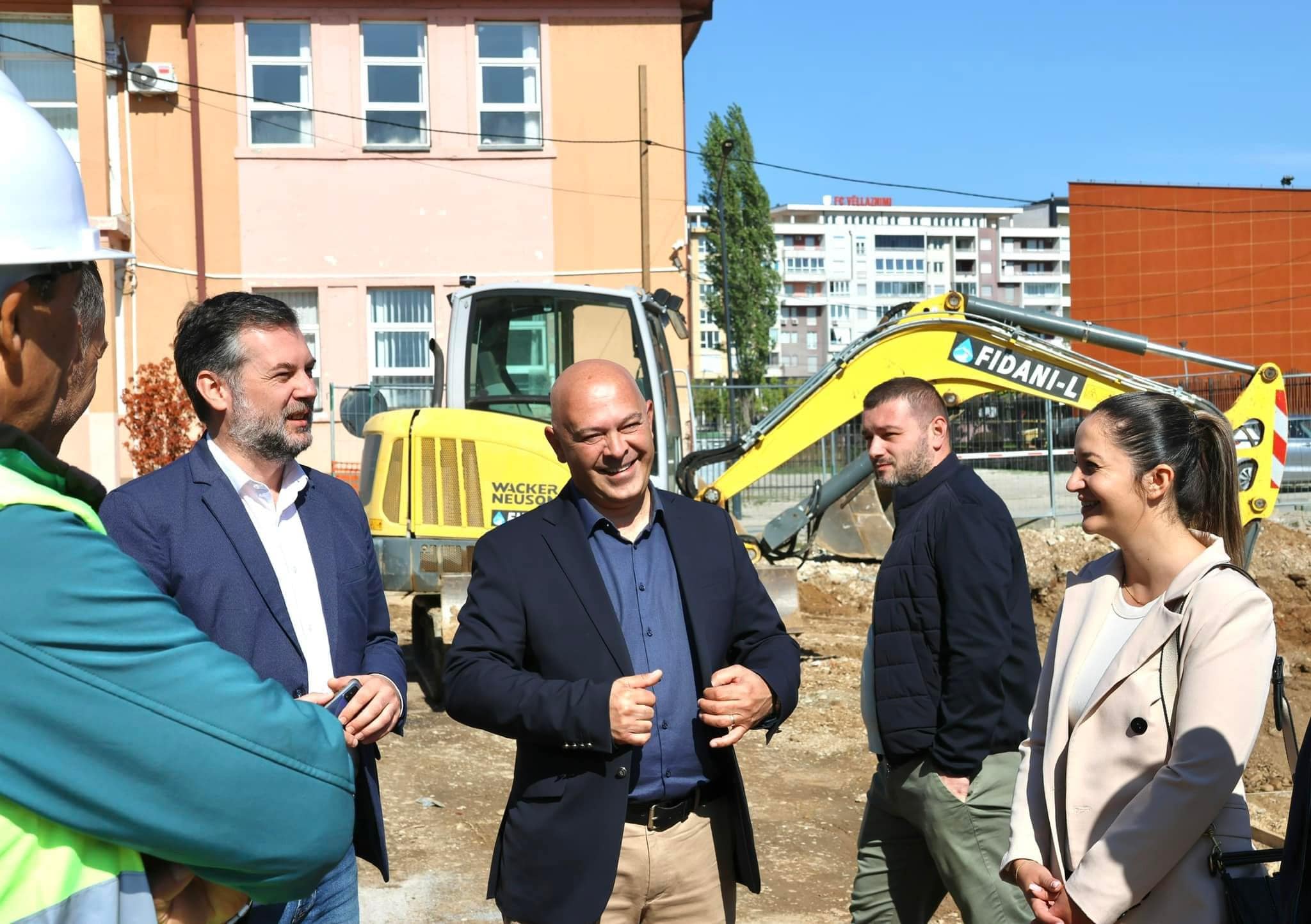 Kryetari Gjini mirëpritur Ministrin e MKRS-së Hajrullah Çeku për të parë punimet ne Stadiumin e Qytetit