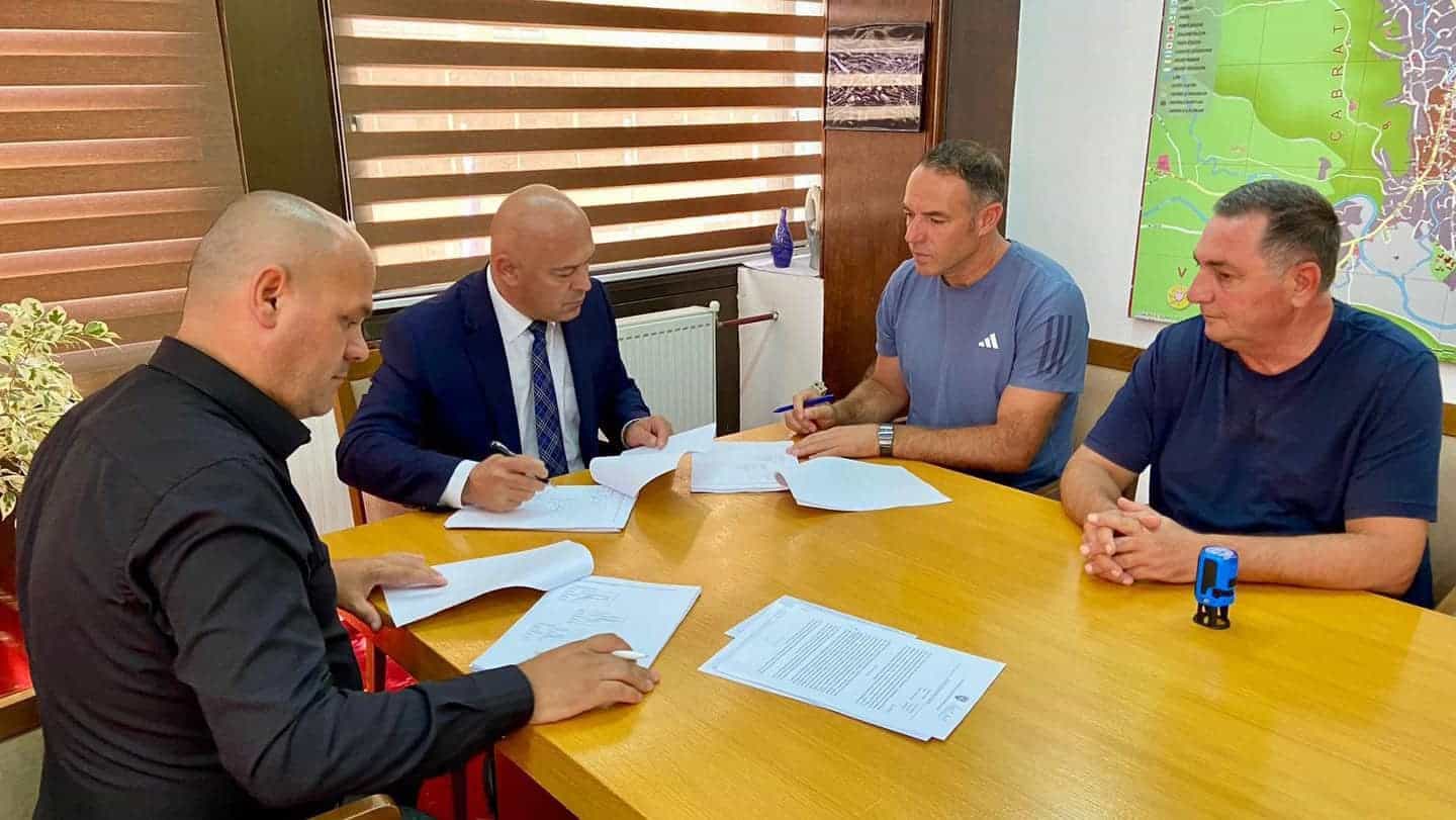 Nënshkruhet kontrata per vazhdimin e punimeve të Tribunës Perëndimore të Stadiumit të Qytetit