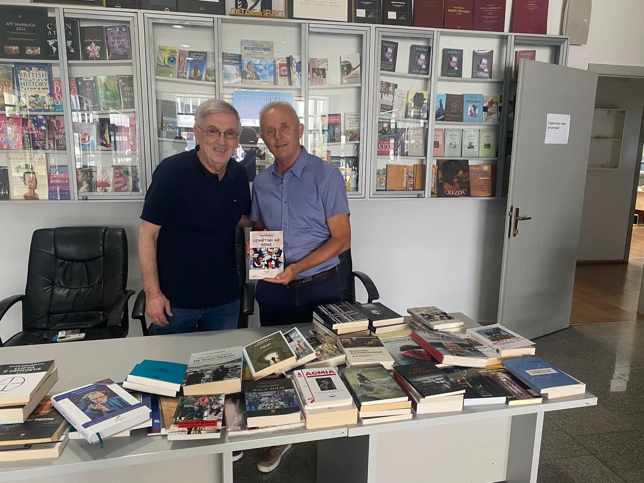Dhurim i veçantë nga shkrimtari Jusuf Buxhovi për bibliotekën “Ibrahim Rugova”