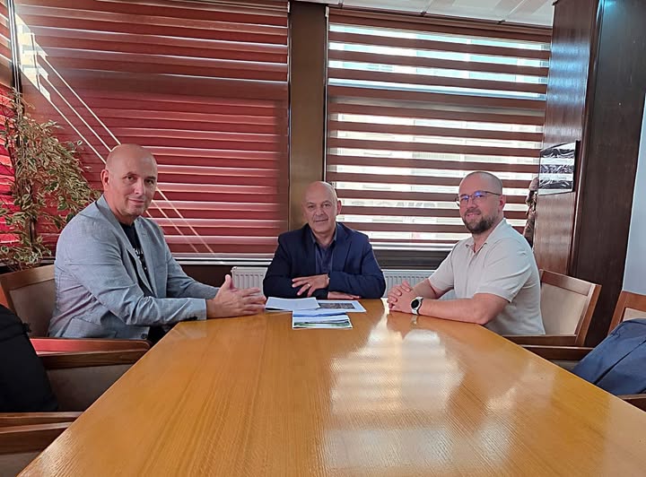 Kryetari Gjini pret në takim përfaqësuesit e projektit OPIK