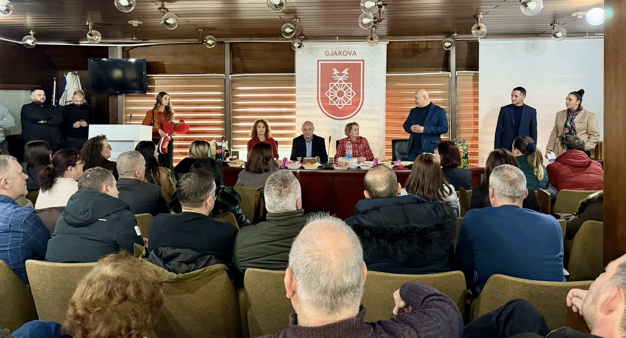 Pensionohen tre zyrtarë komunalë të Komunës së Gjakovës