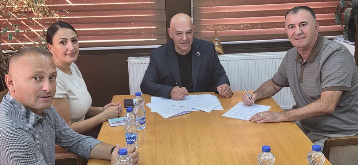 Komuna e Gjakovës nënshkruan marrëveshjen për subvencionimin e KF “Vëllaznimi”
